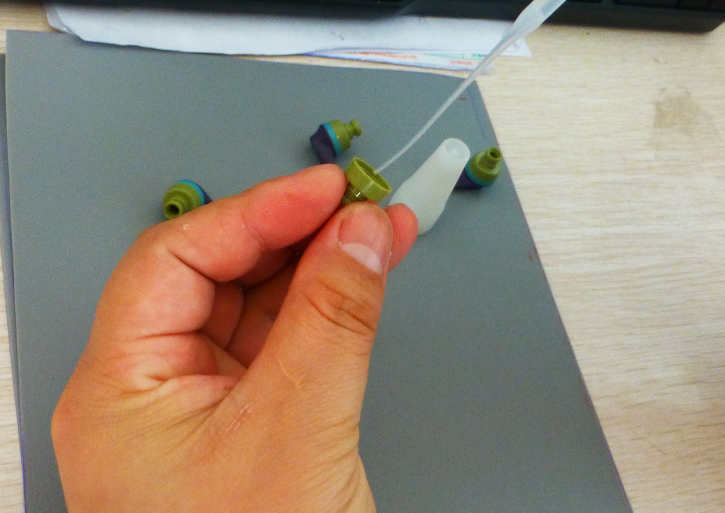 套上PE滴管控制塑料瞬間膠流量