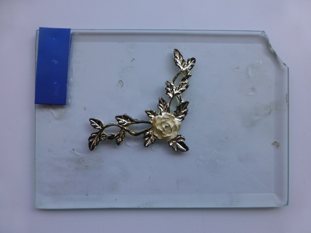 粘鐵和玻璃用什么膠水?高強度無膠痕的玻璃粘金屬專用UV膠水了解下！