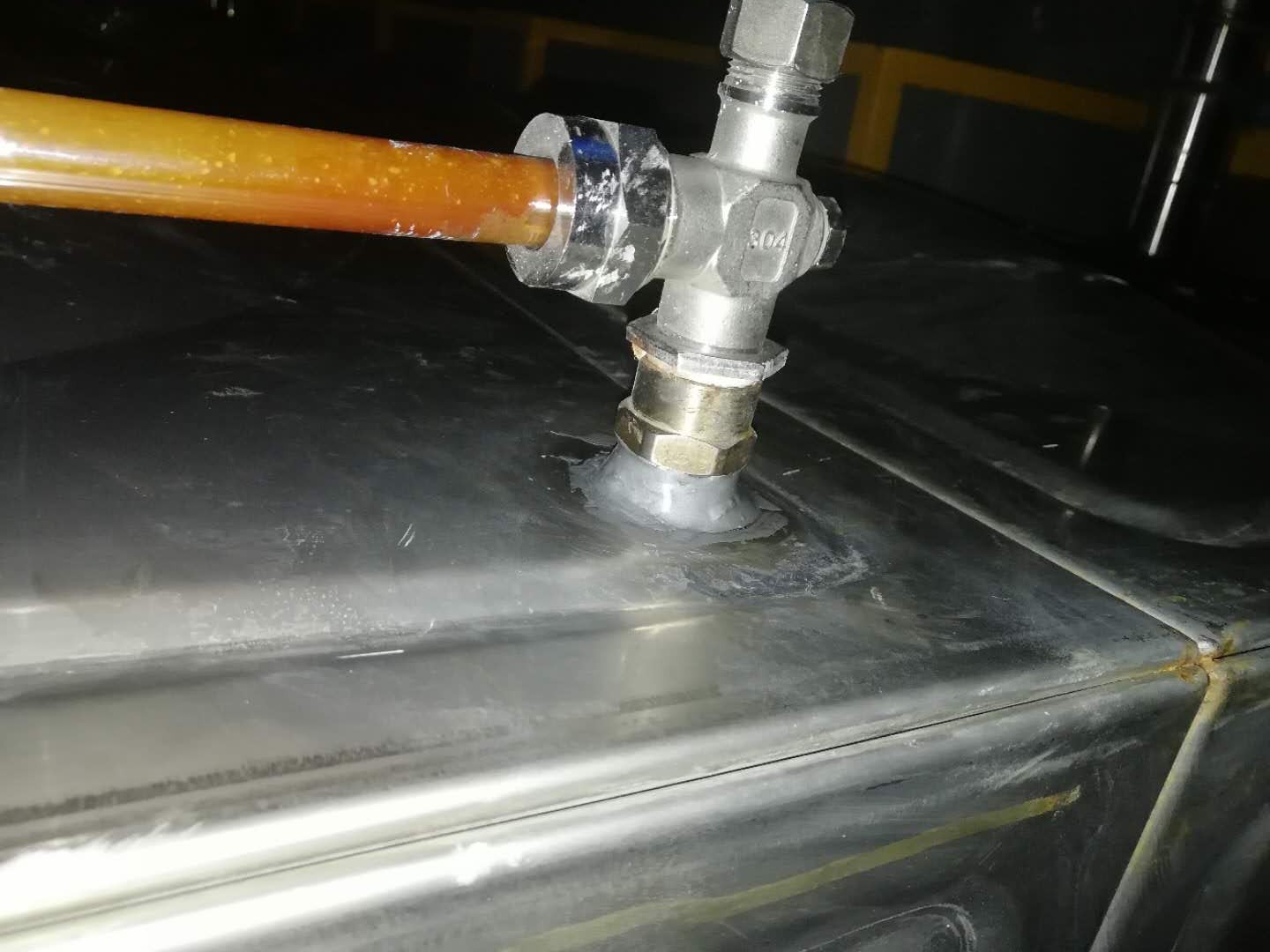 不銹鋼熱水箱漏水修補