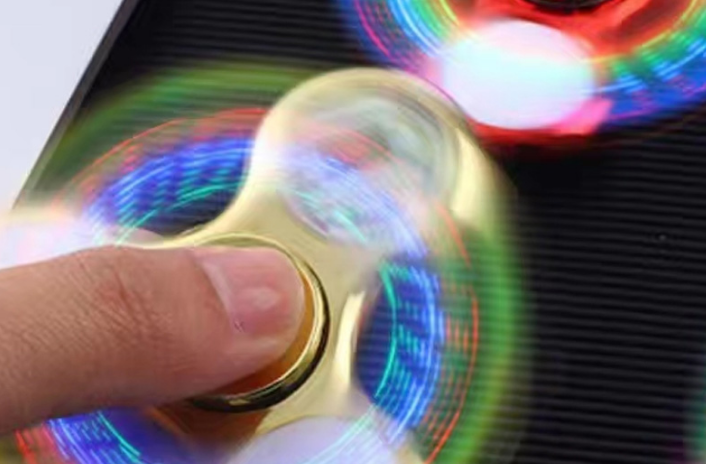 膠水玩具的美學:修復和個性化