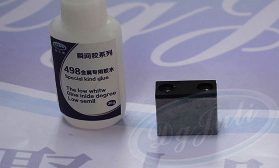 鐵和小面積的塑料粘合